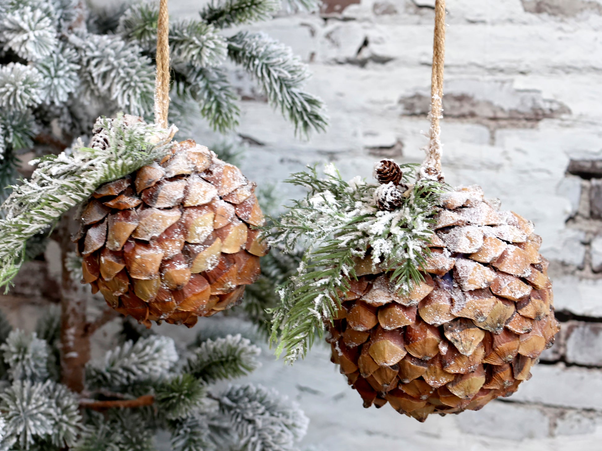 Fleur Pine Cone with snow freeshipping - Generosa